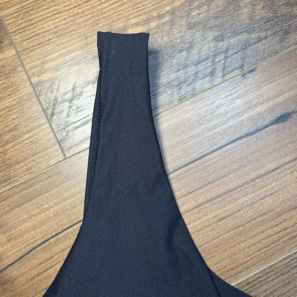 Fabletics Womens Low Impact Crossover Sports Bra Black Stretch Unpadded Sz Small - Picture 3 of 11